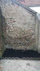 chantier de réparation d'un mur en pierre