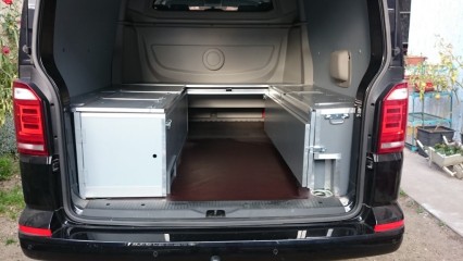 Vue d'ensemble lorsque le fourgon est prêt à rouler.
Les coffres se transforme en banquette. Multiprise intégré pour le futur branchement d'un transformateur 12v / 220v.
