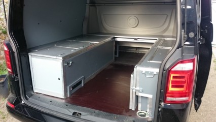 Vue d'ensemble lorsque le fourgon est prêt à rouler.
Les coffres se transforme en banquette. Multiprise intégré pour le futur branchement d'un transformateur 12v / 220v.