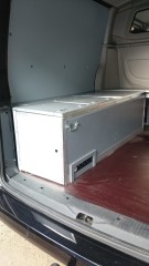 Vue d'ensemble lorsque le fourgon est prêt à rouler.
Les coffres se transforme en banquette. Multiprise intégré pour le futur branchement d'un transformateur 12v / 220v.