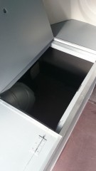 Emplacement prévu pour l'installation d'une cuve à eau potable avec une petite pompe 12v coté cuisine. Les dimensions ont été faite sur mesure en fonction du choix de la cuve. Une fois fermé le tous permet d'installer des coussins pour des banquettes confortables.