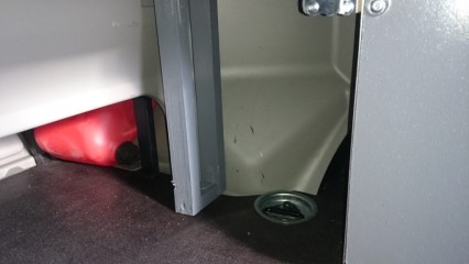 La partie du fond permet encore l'accès aux dessous des sièges avant et le transport de grande longueur.
Le coté gauche est réservé pour la batterie auxiliaire.
