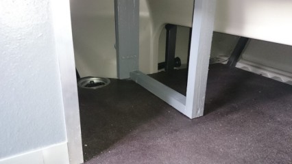 La partie du fond permet encore l'accès aux dessous des sièges avant et le transport de grande longueur.
Le coté gauche est réservé pour la batterie auxiliaire.