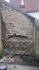 chantier de réparation d'un mur en pierre
