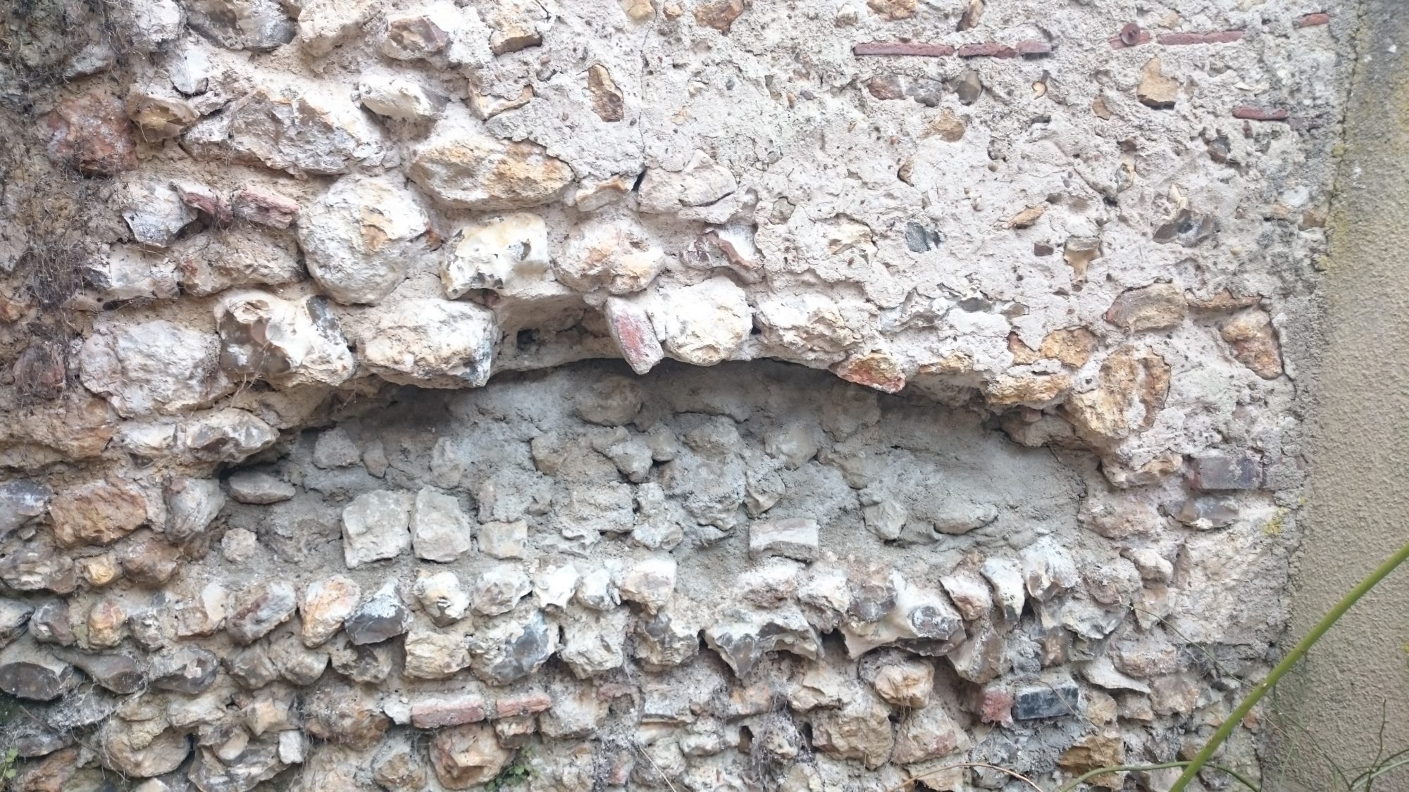 chantier de réparation d'un mur en pierre