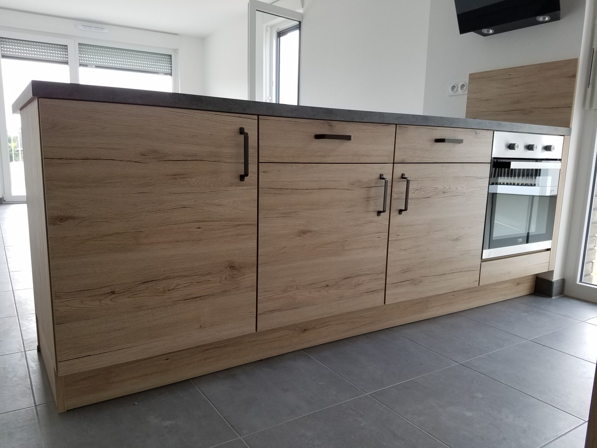 Cuisine dans un appartement neuf par l'éclat de bois